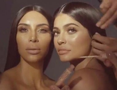 H Kim Kardashian και η Kylie Jenner μοιάζουν σαν δύο σταγόνες νερό (φωτό, βίντεο)